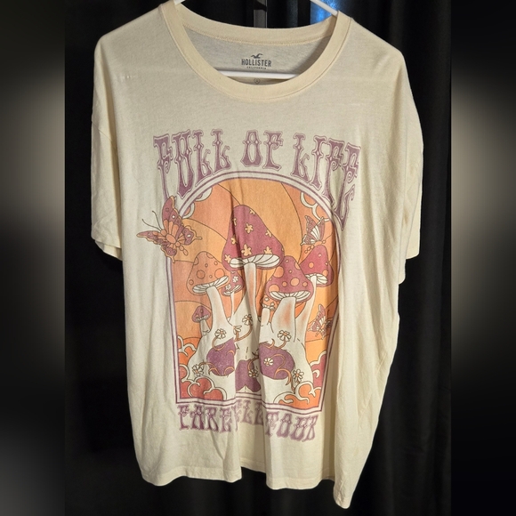 Hollister Cream Graphic T-Shirt with Mushroom Design Size Medium - Picture 1 of 6